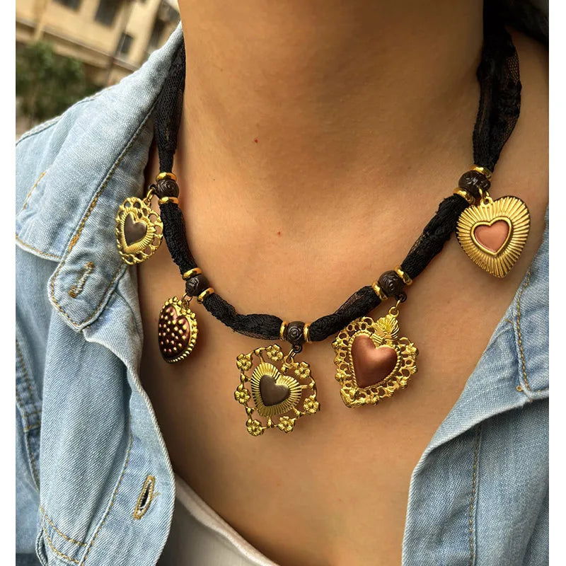 Collar Encaje Negro y Dijes Corazones