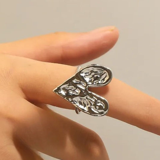Anillo Plateado Corazón Amartillado - Ajustable