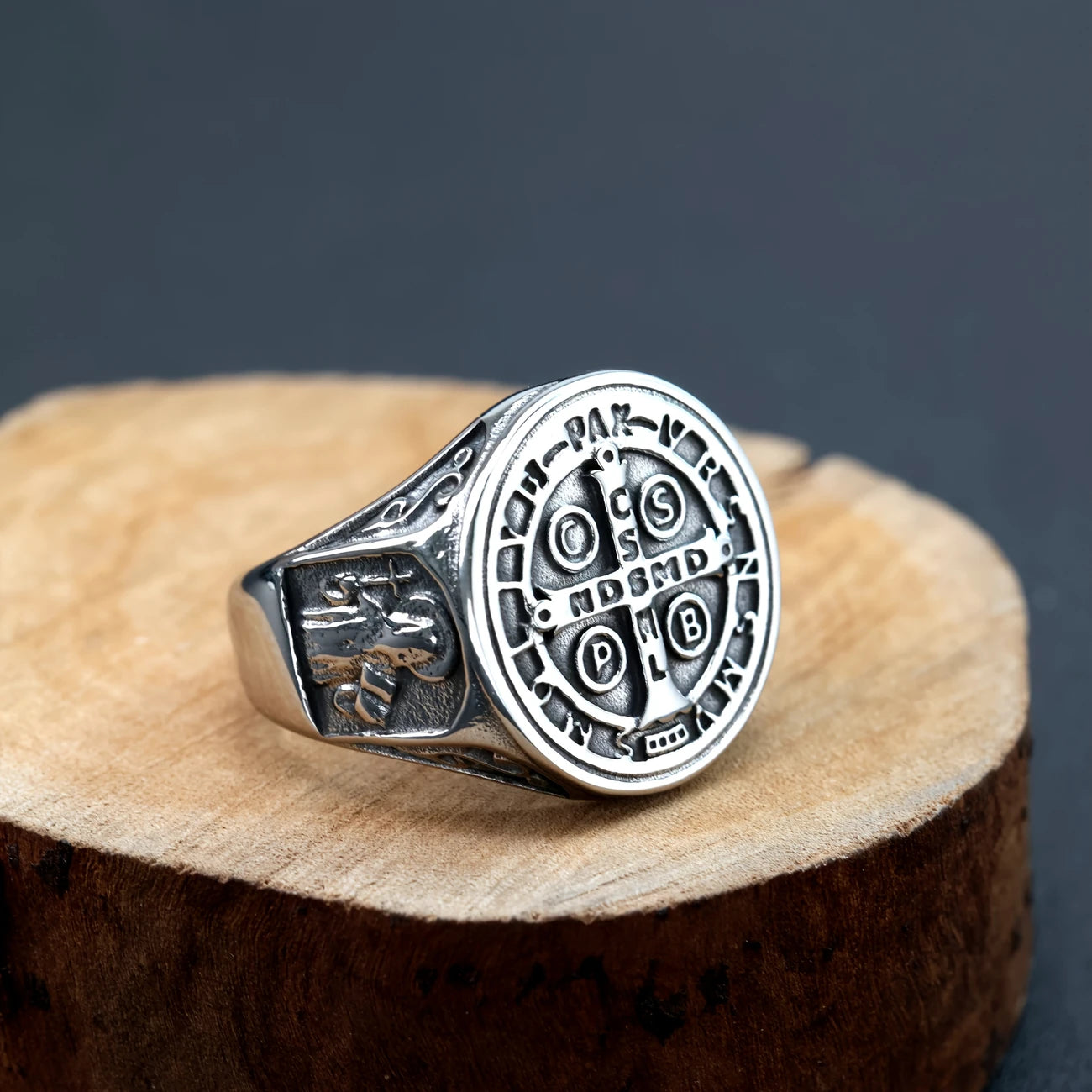 Anillo Plateado San Benito Talla 8