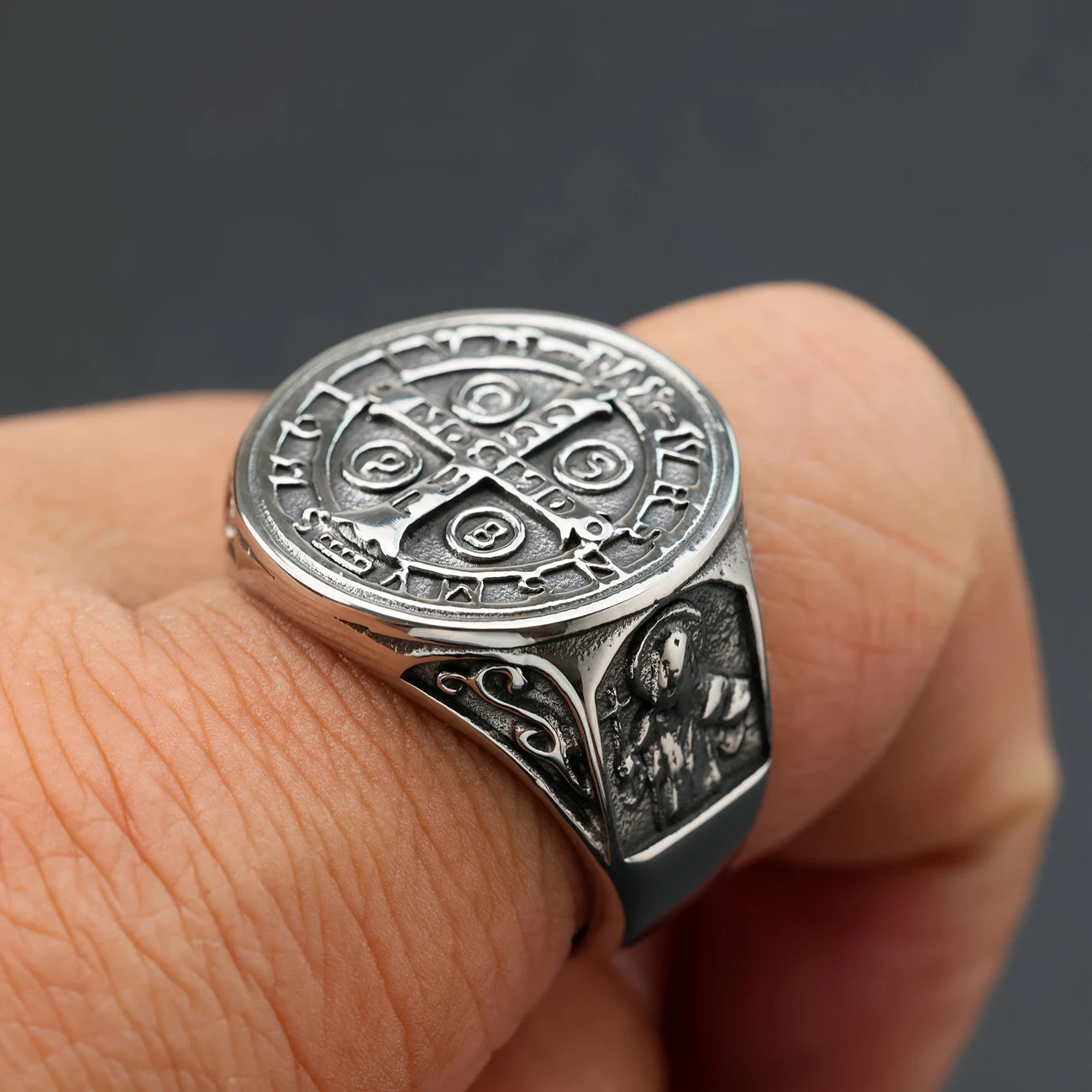 Anillo Plateado San Benito Talla 7