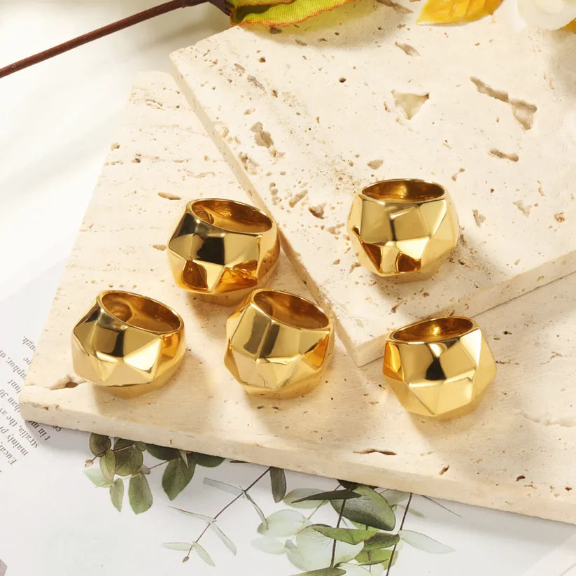 Anillo Dorado Facetado - Talla 7