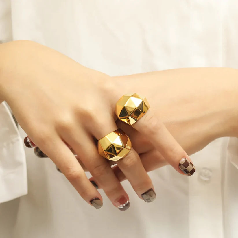 Anillo Dorado Facetado - Talla 7