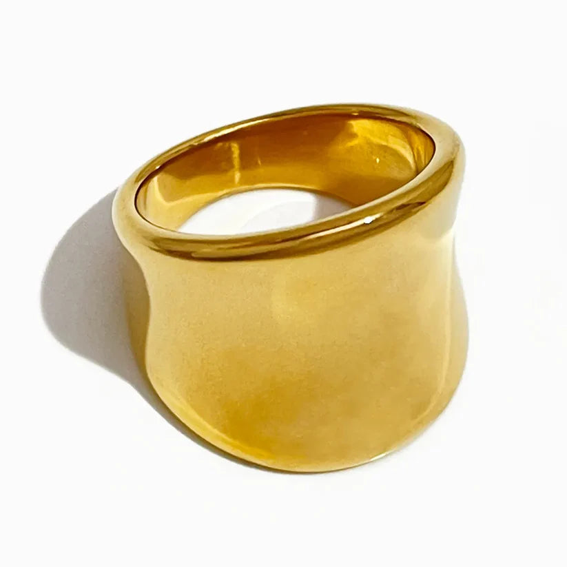 Anillo Dorado Ondulado - Talla 8