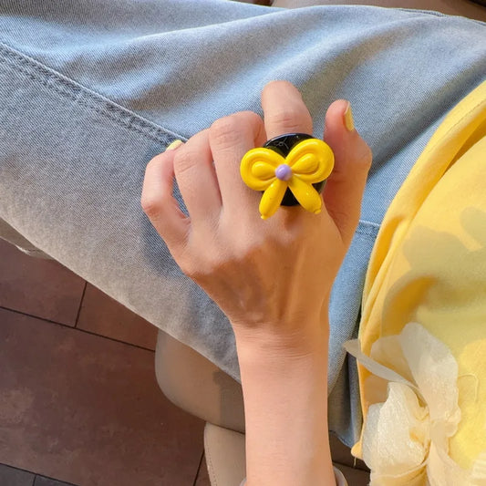 Anillo Resina Negro con Nudo Mariposa Amarilla - Talla 7