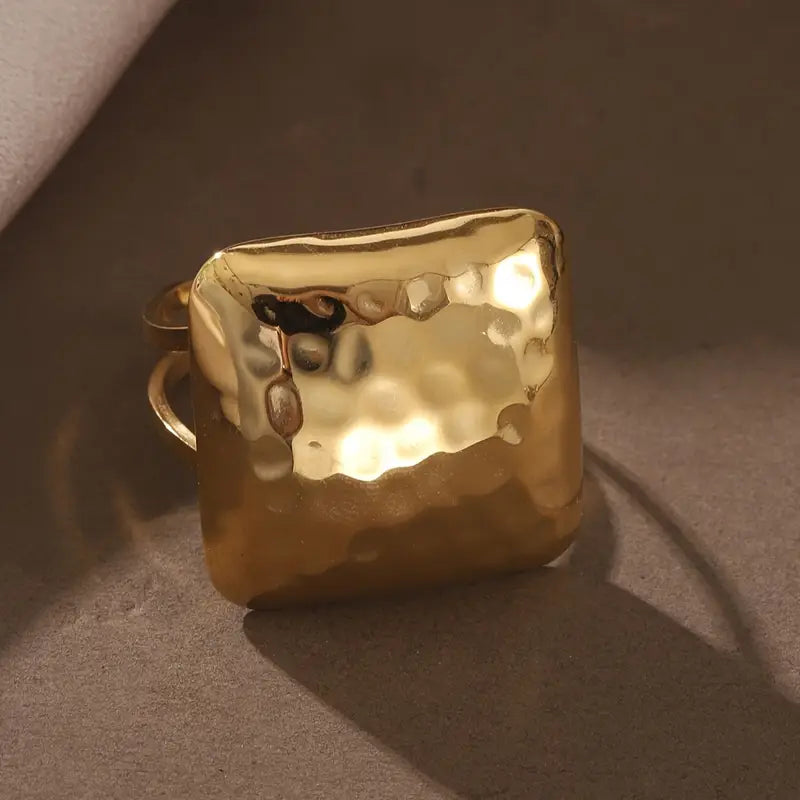 Anillo Dorado Cuadrado Amartillado Ajustable