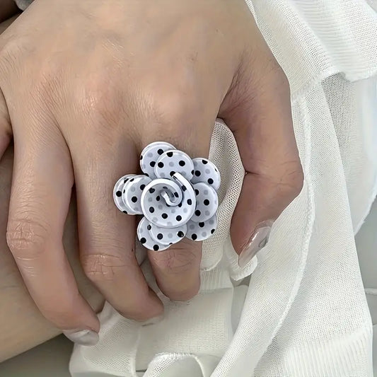 Anillo Anillo Resinas Flor Blanca y Puntos Negros Ajustable