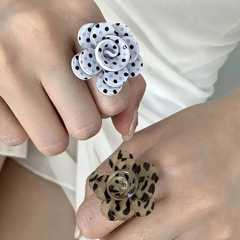 Anillo Anillo Resinas Flor Blanca y Puntos Negros Ajustable