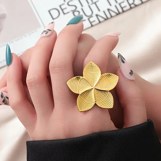 Anillo Dorado Flor Cinco Pétalos Ajustable