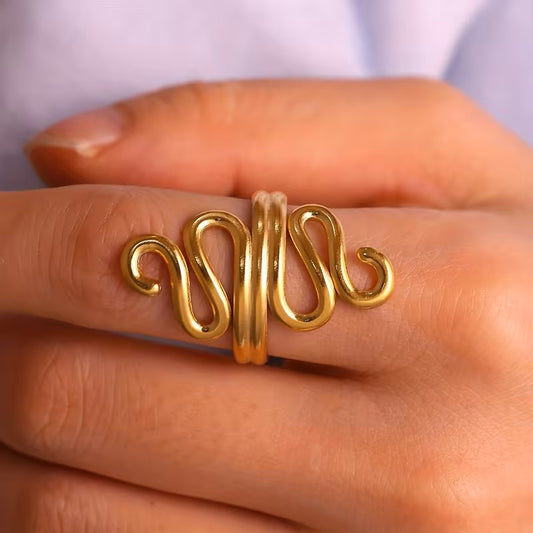 Anillo Dorado Curvo Forma Serpiente - Ajustable