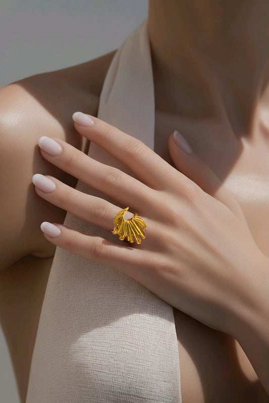Anillo Dorado Flor de Pluma Ajustable