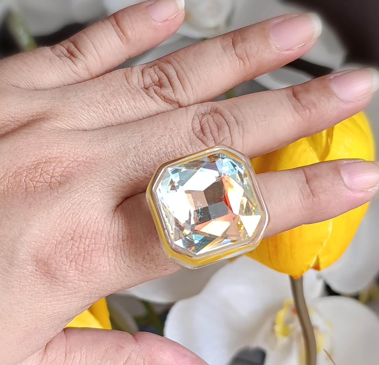 Anillo Resina Amarilla Ronda Blanca Talla 8