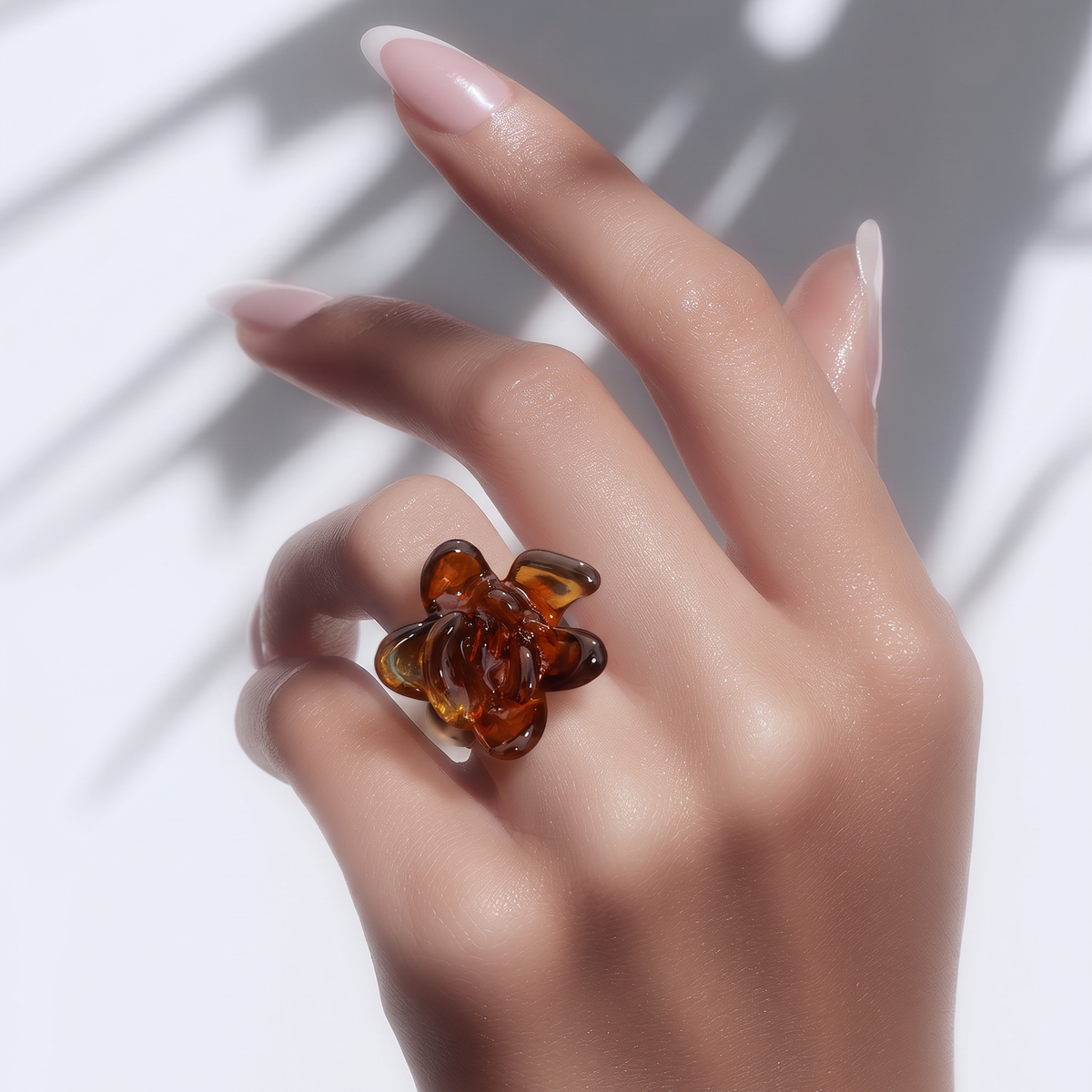 Anillo Dorado Ronda Flor Café Resina - Ajustable