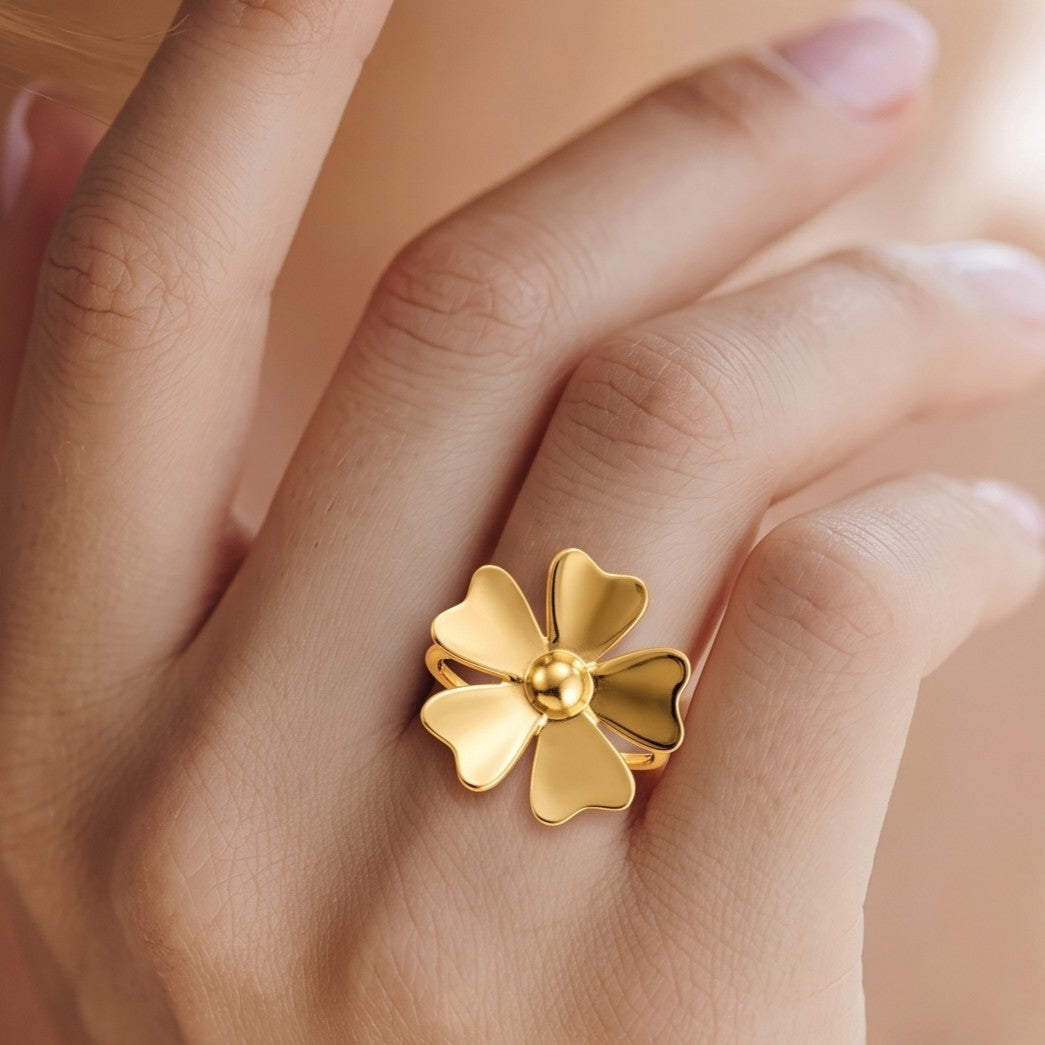 Anillo Dorado Flor Cinco Hojas - Ajustable