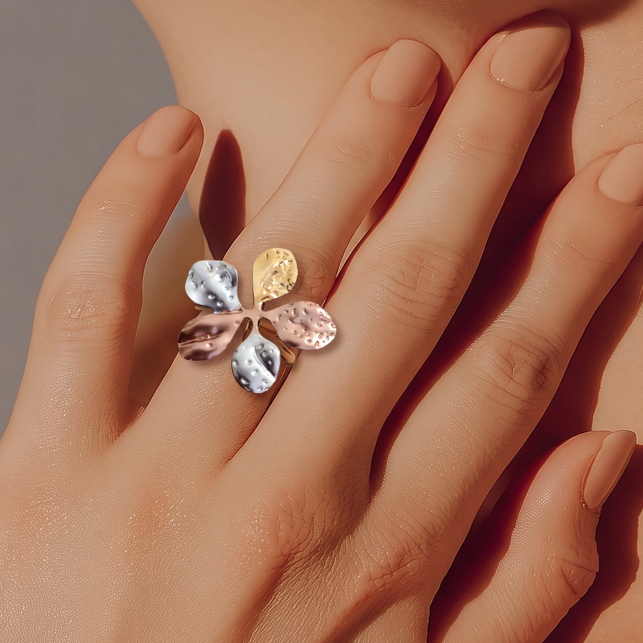 Anillo Tricolor Hojas Amartilladas - Ajustable