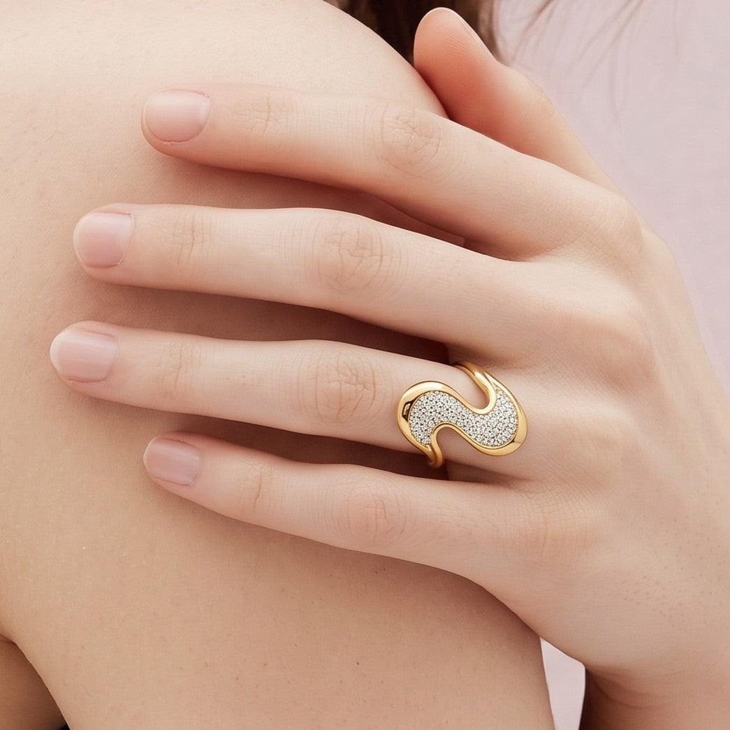 Anillo Dorado en Silueta Color Blanco