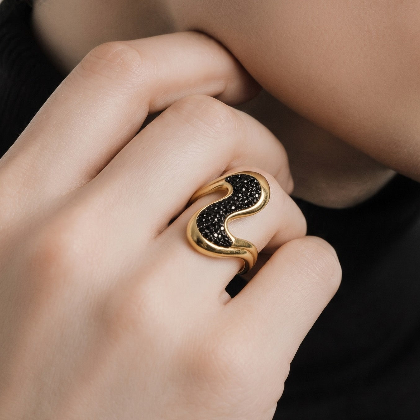 Anillo Dorado en Silueta Color Negro
