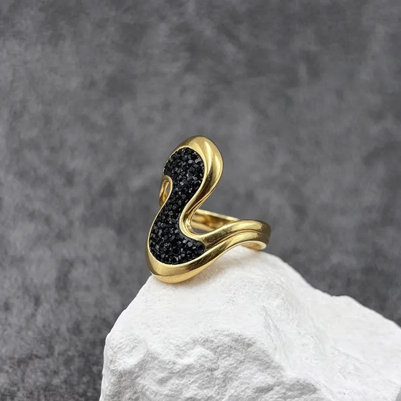 Anillo Dorado en Silueta Color Negro