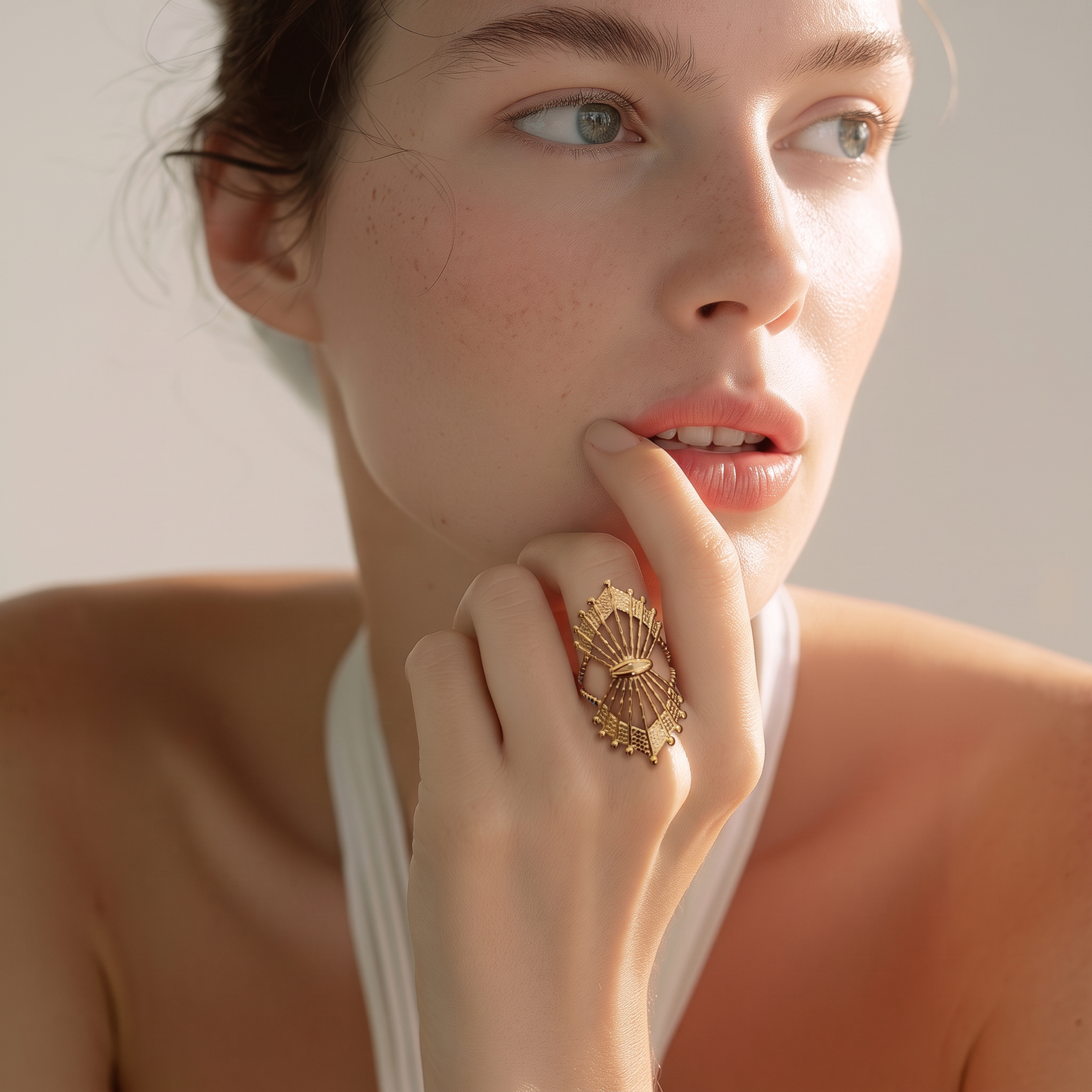Anillo Dorado Líneas Egipcias