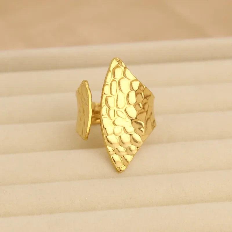 Anillo Dorado Simétrico Amartillado - Ajustable