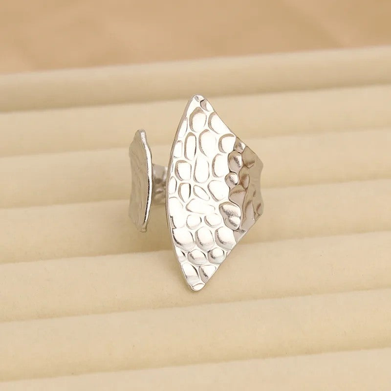 Anillo Plateado Simétrico Amartillado - Ajustable