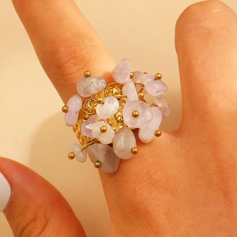 Anillo Dorado Amartillado Con Borlas de Cuarzo Amatista - Ajustable