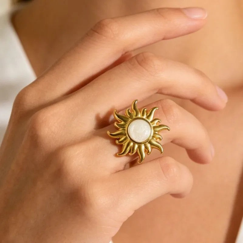 Anillo Dorado Ronda Flor y Esmalte Blanco - Ajustable