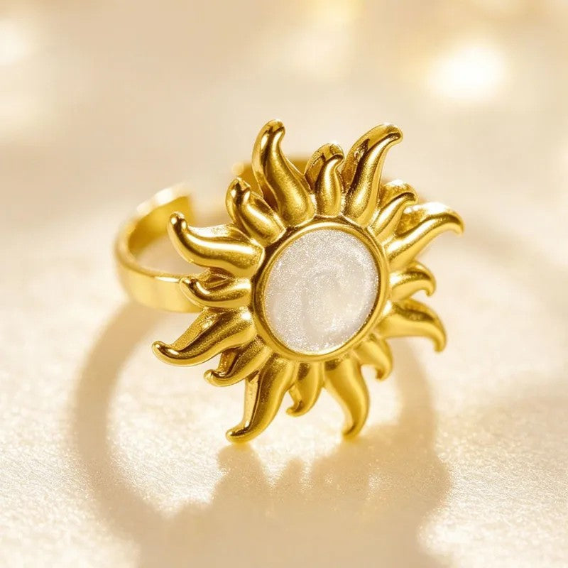 Anillo Dorado Ronda Flor y Esmalte Blanco - Ajustable