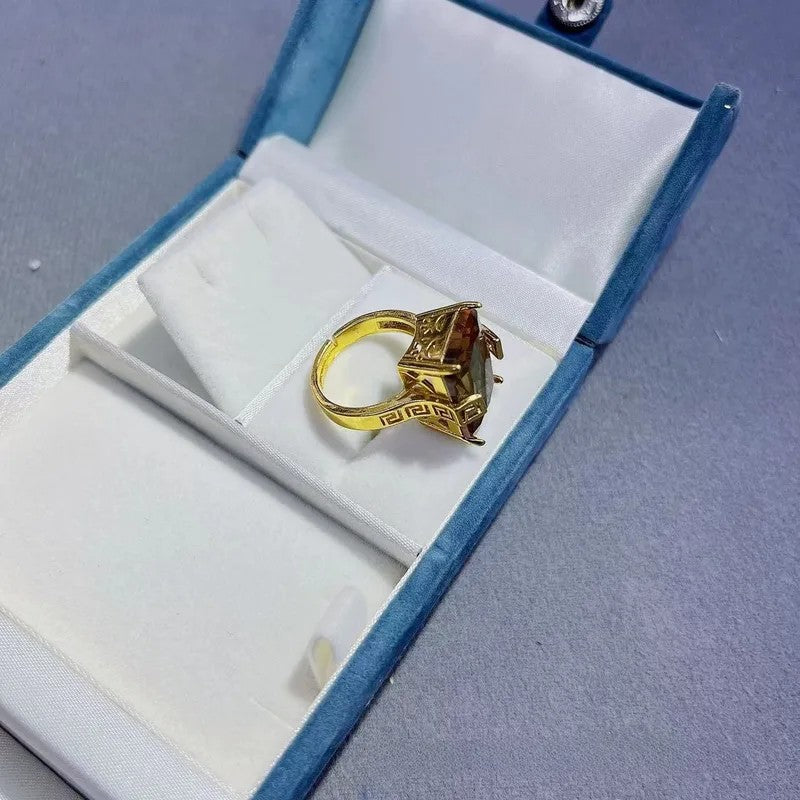 Anillo Dorado Patrón Geométrico Ronda de Piedra Sultanita - Ajustable
