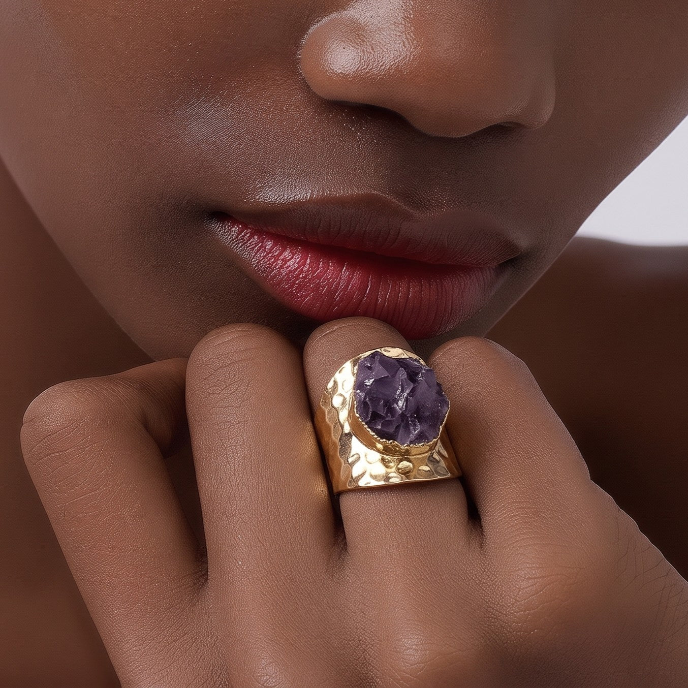 Anillo Dorado Circular Amartillado Piedra Mineral Amatista - Ajustable