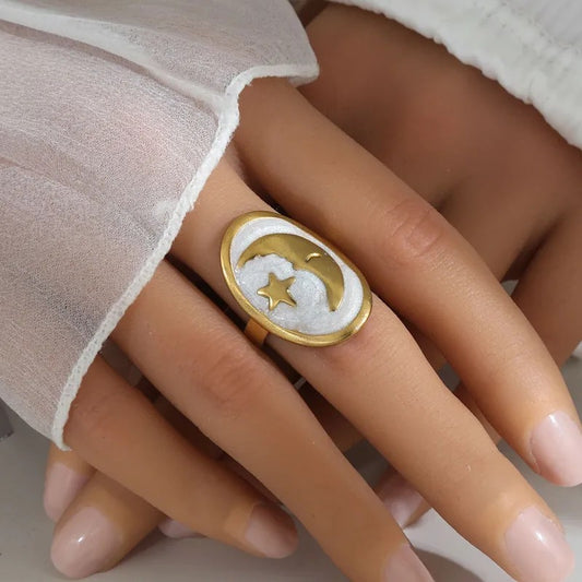 Anillo Dorado Ovalado Luna y Estrella Esmalte Blanco - Ajustable