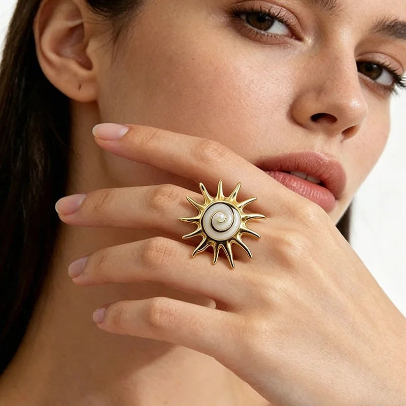Anillo Dorado Patrón Sol Ronda Esmaltada Blanca - Ajustable