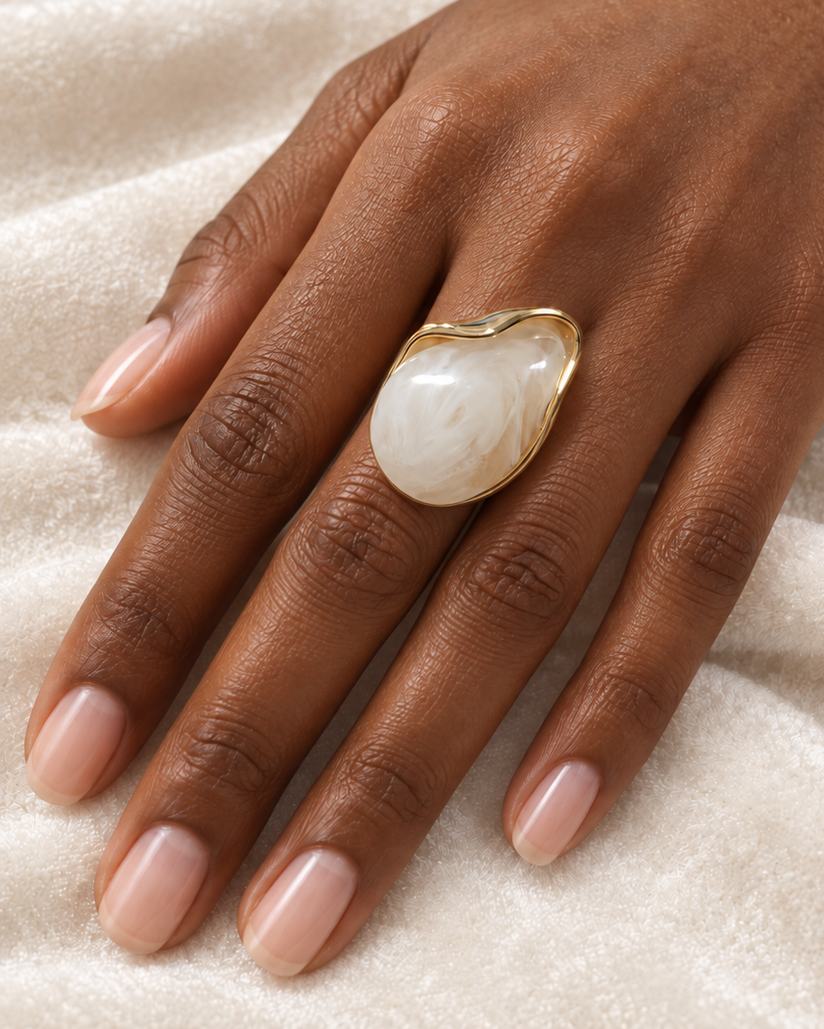 Anillo Dorado Resina Blanca  - Ajustable