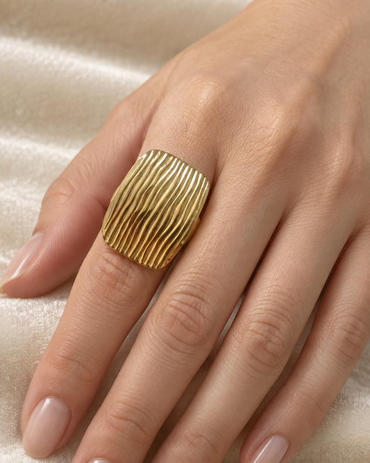 Anillo Dorado Rectangulo Rayas - Talla 8