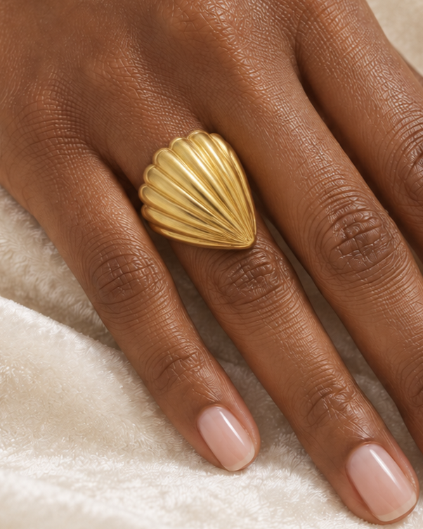 Anillo Dorado Corazón Rayas - Talla 7
