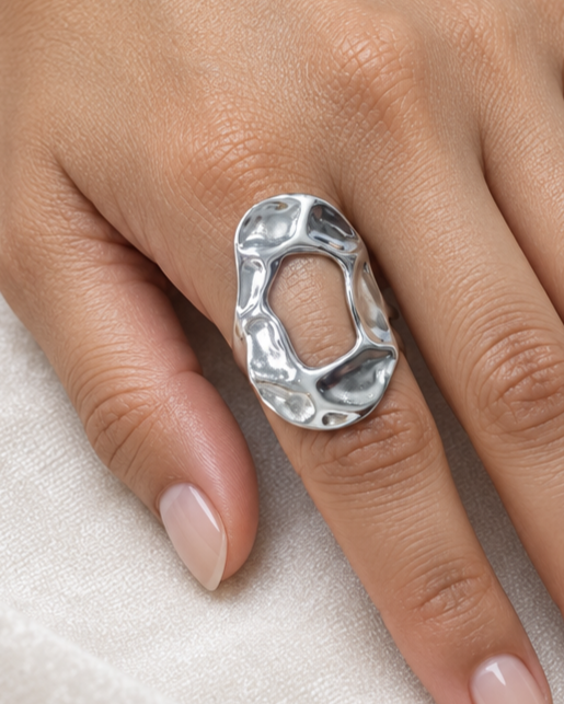 Anillo Plateado Óvalo Amartillado - Ajustable