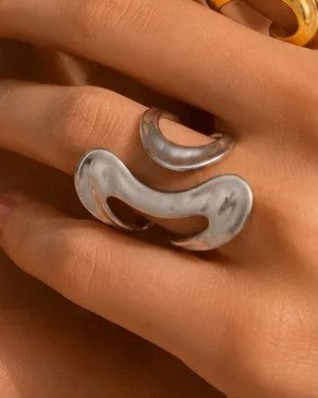Anillo Plateado Siluetas Amartillado - Ajustable