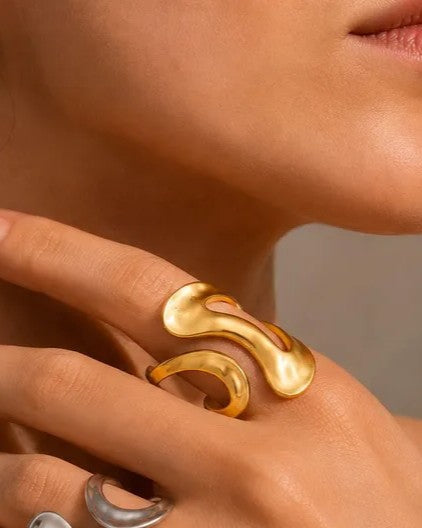 Anillo Dorado Siluetas Amartillado - Ajustable