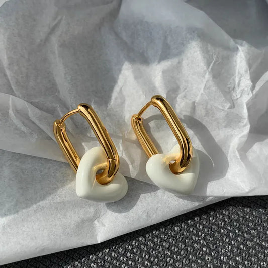 Aretes Argollas Doradas y Dije Corazón Blancos