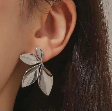 Aretes Plateados Media Flor