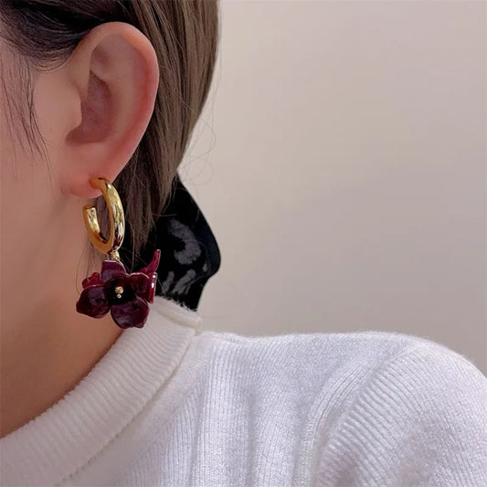 Aretes Arracadas Doradas y Flor Rojo Oscuro