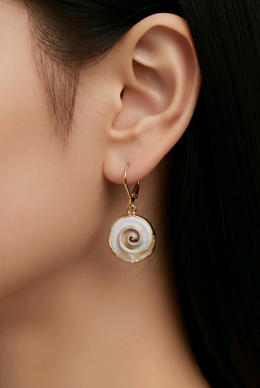Aretes Dorados de Caracoles Blancos Espiral