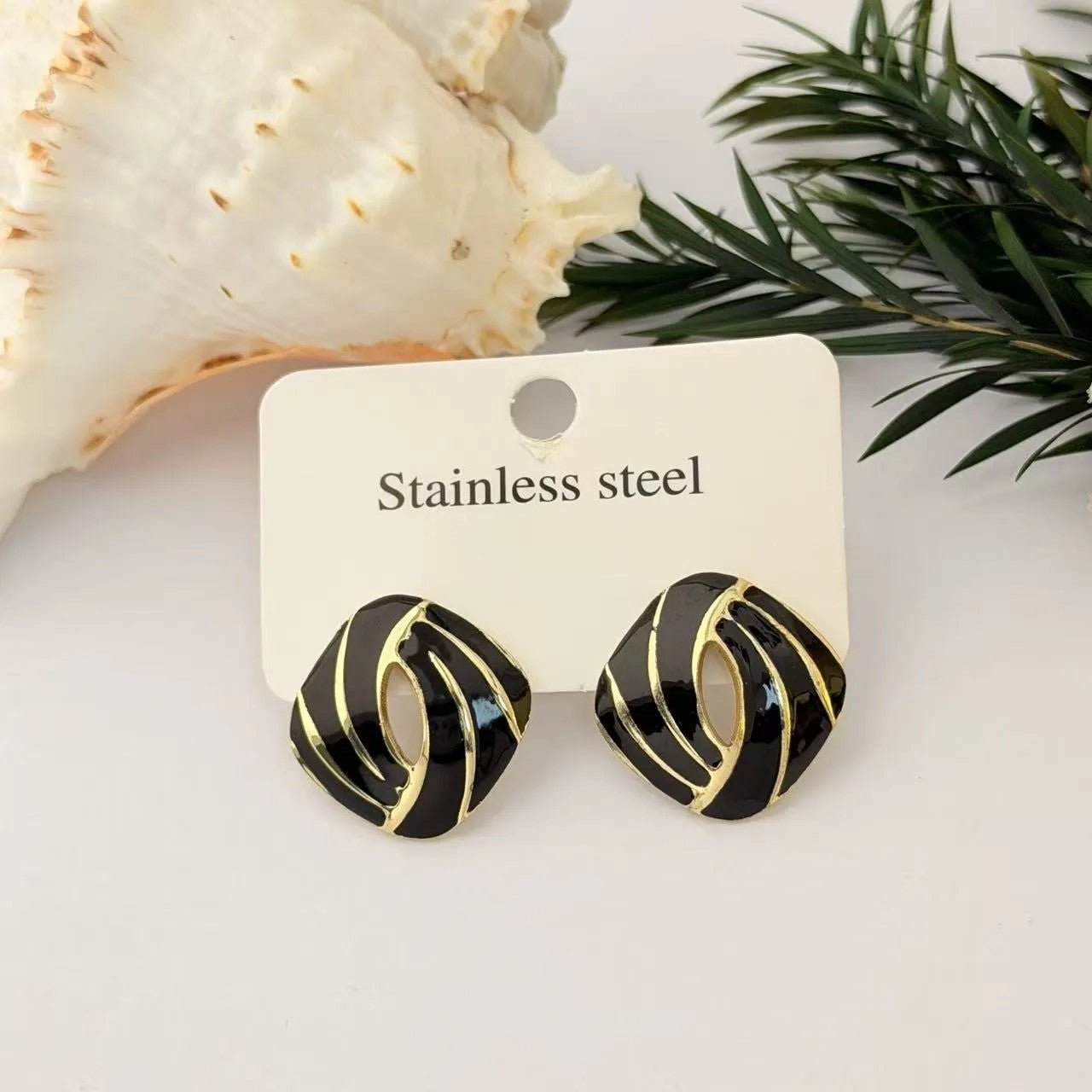 Aretes Cuadrados Esmalte Negro y Dorado