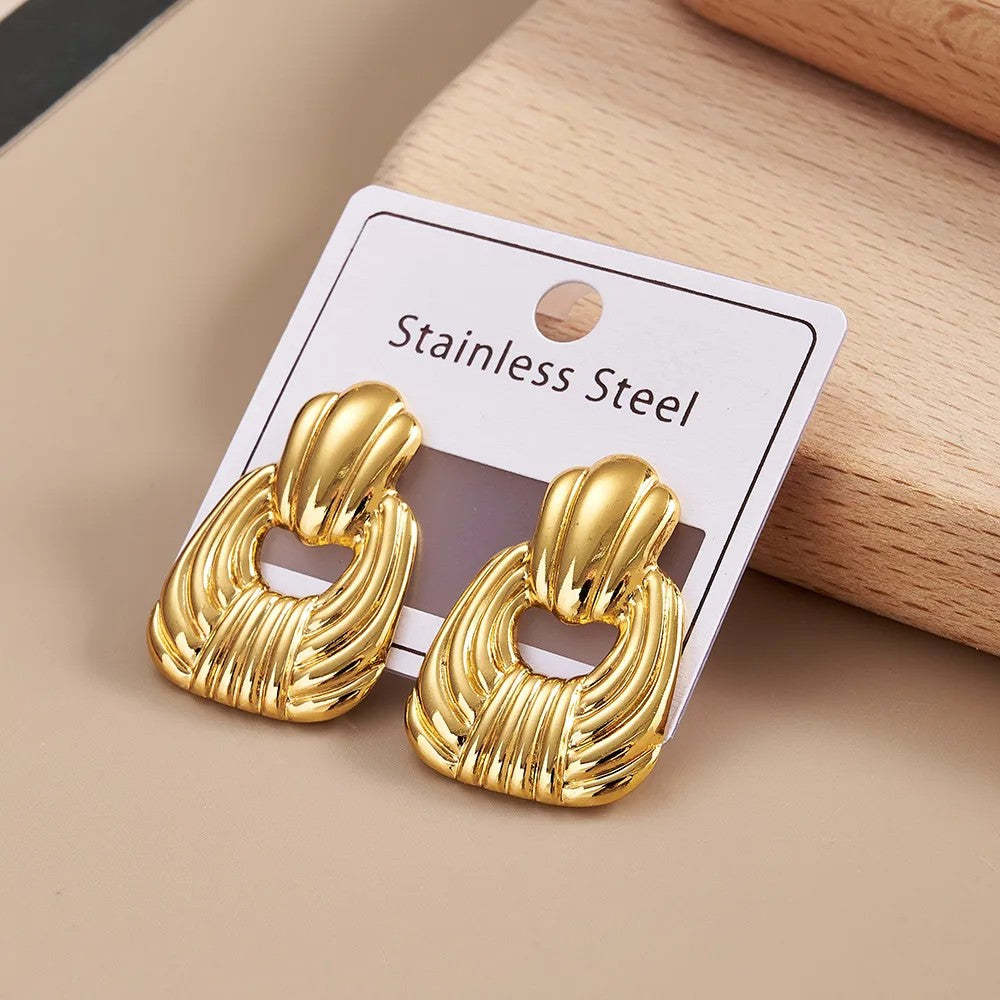 Aretes Dorados Acanalados Trapecio