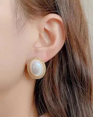 Aretes Dorados Estilo Barroco con Perla