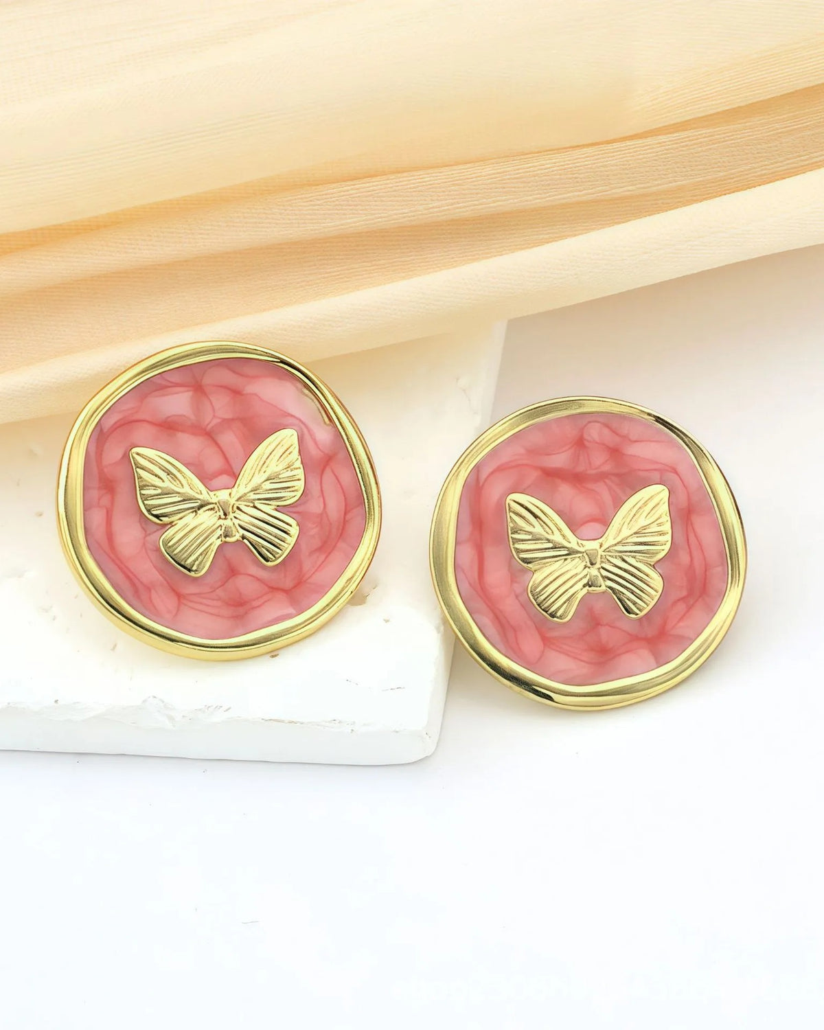 Aretes Circulares Rosa Esmalte y Mariposa Dorada