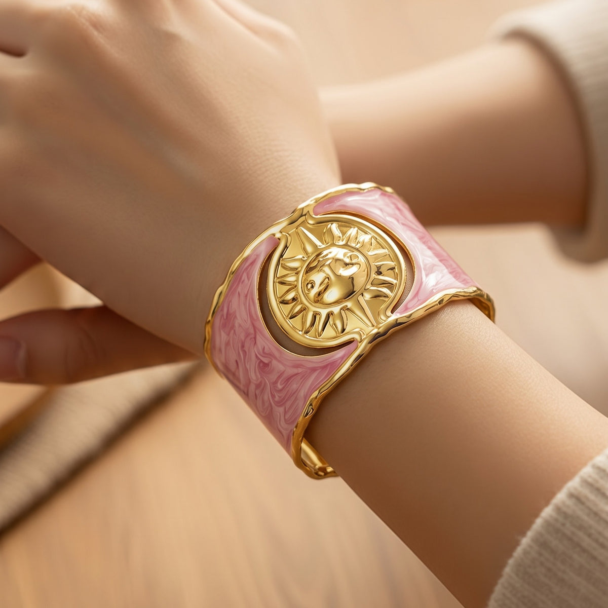 Brazalete Artesal Acero Esmaltado Rosa Patrón Sol
