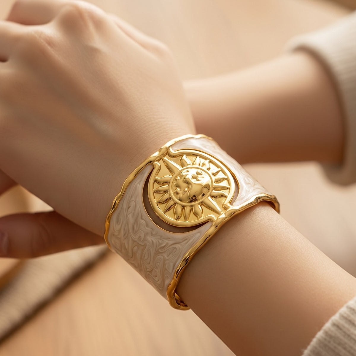 Brazalete Artesal Acero Esmaltado Perla Patrón Sol