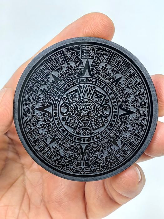 Obsidiana Grabada con Calendario Azteca o Piedra del Sol