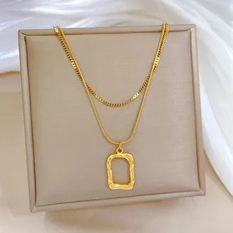 Collar Dorado Doble y Dije Marco Amartillado