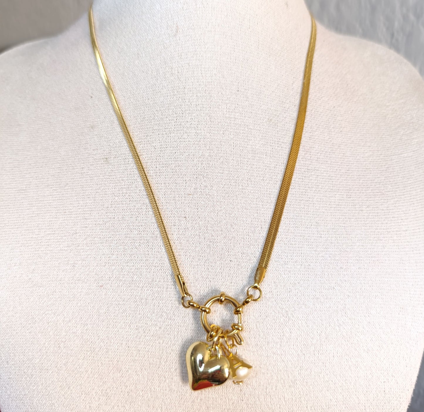 Collar Cadena Plana Dorada, Conector Marinero y Doje Corazón y Perla